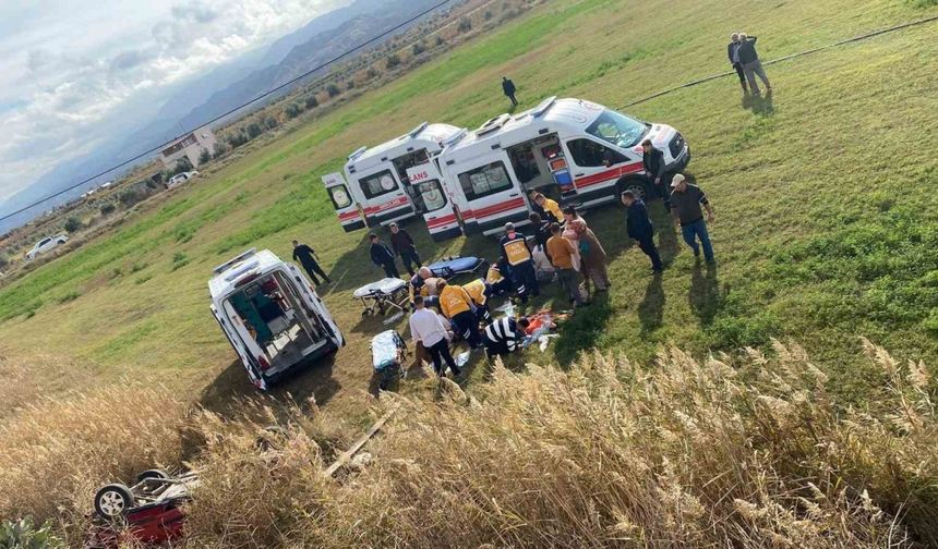 Manisa’da otomobil tarlaya uçtu: 1’i bebek 5 yaralı