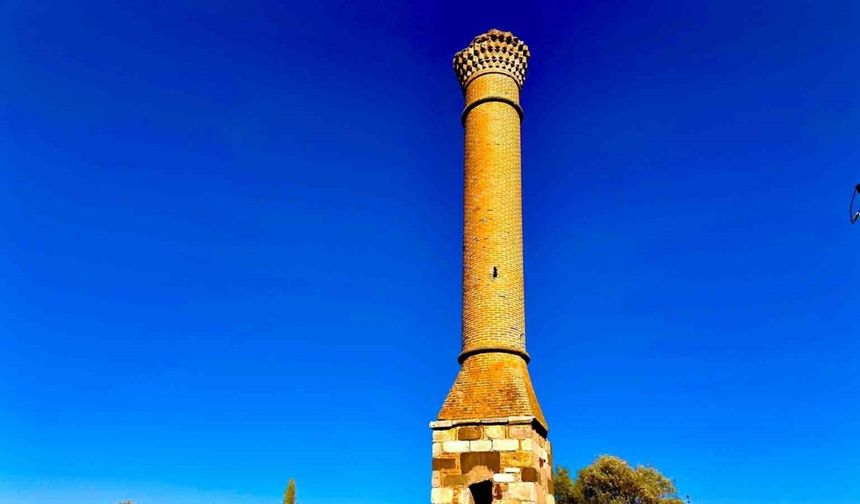 Mescidi yanan caminin minaresi 200 yılı aşkın süredir zamana meydan okuyor