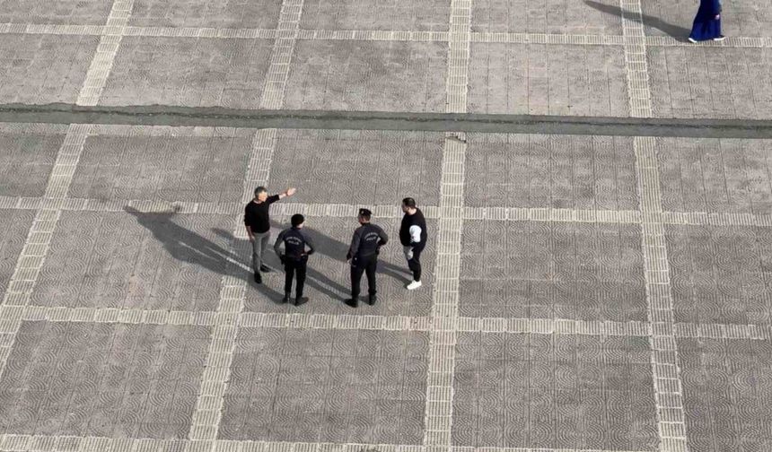 Meydandaki yumruklu kavgayı polis büyümeden önledi