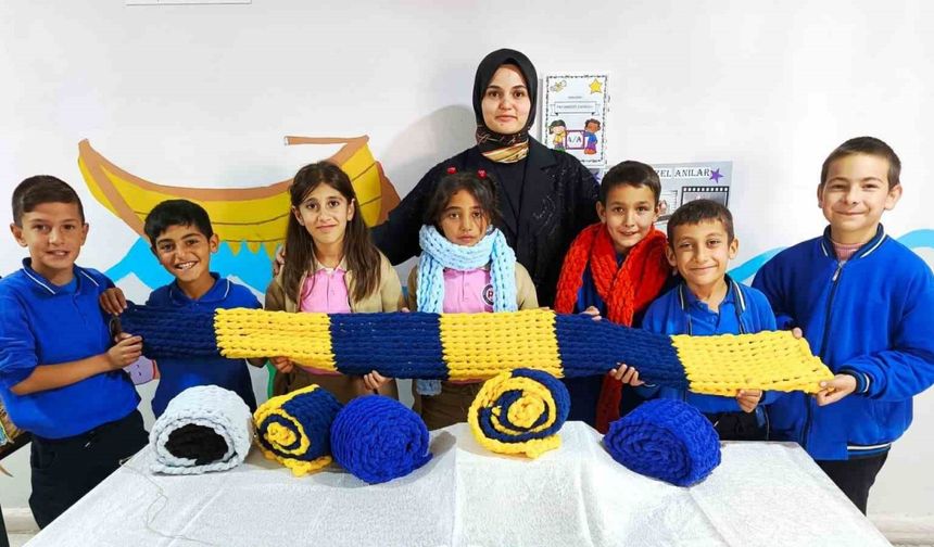 Öğrenciler kendi atkılarını örerek kışa hazırlanıyor