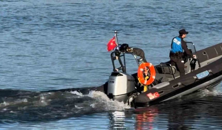 Polis ve jandarmadan Yunanistan sınır hattında zodyak botla devriye