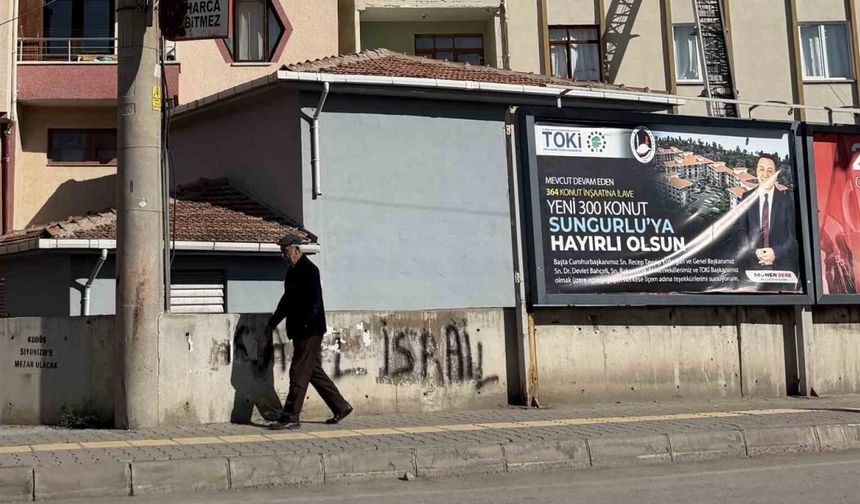 Savunma sanayisi merkezi haline gelen ilçede TOKİ konutları için bilboardlı teşekkür