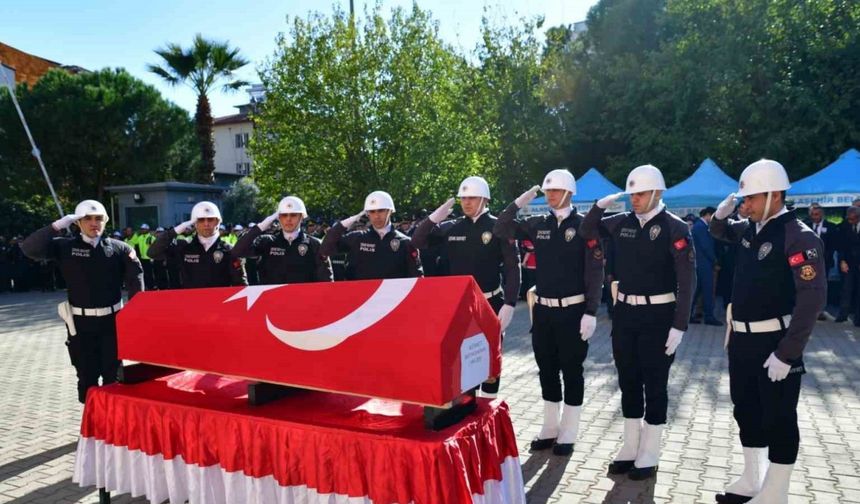 Şehit polis memuru görev yaptığı ilçeden uğurlandı
