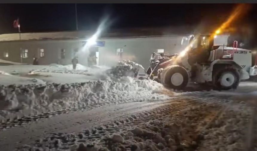 Şırnak’ta gece kar mesaisi devam ediyor