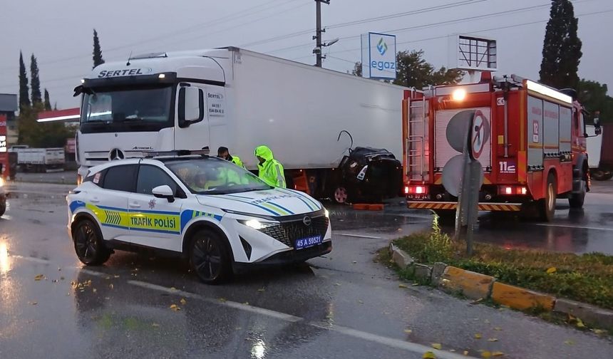 Tırın altında kalan otomobildeki karı koca hayatını kaybetti
