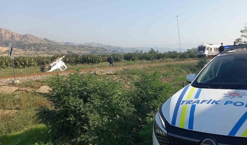 Trenin çarptığı kamyonet ikiye bölündü: 1 yaralı