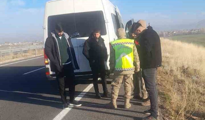Tutak’ta trafik kazası; biri ağır üç yaralı