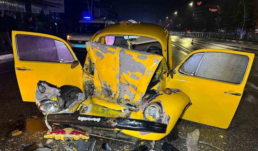 Uşak’ta otomobil ile otobüs çarpıştı: 1’i ağır 3 yaralı