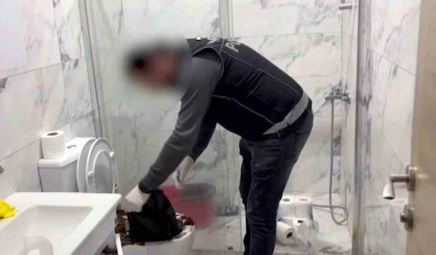 Uyuşturucu baskını film sahnelerini aratmadı: Klozete döktüler, saklamaya çalıştılar