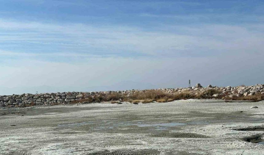 Van Gölü çekilince balıkçı limanları karaya döndü