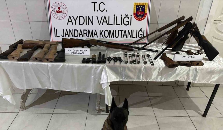 Yaptığı silahlara müşteri ararken yakalandı