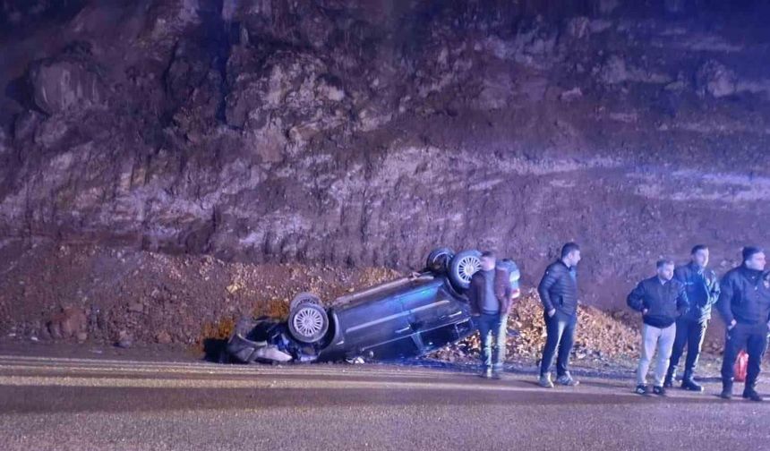 Yola düşen kayalardan kaçan otomobil takla attı: 2 yaralı