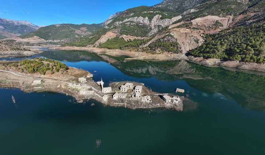 Kuraklık Kıbrıs'a içme suyu sağlayan barajı da vurdu: Su altındaki köy ortaya çıktı