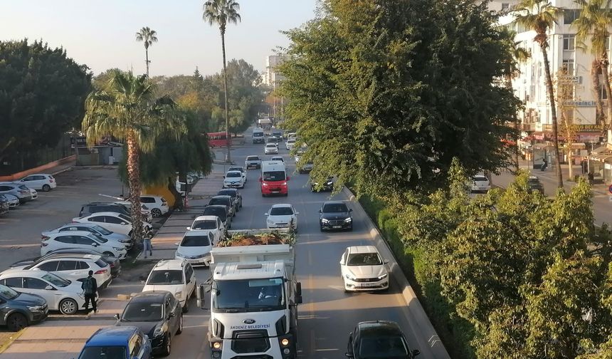 Mersin’de haftanın son mesai gününde birçok yolda yoğunluk yaşandı