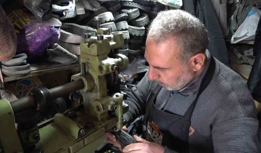 5 metrekarelik dükkanında 30 yıldır ayakkabı tamir ediyor
