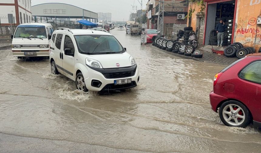 Adana’da yağmur hayatı olumsuz etkiledi: Semt pazarı göle döndü