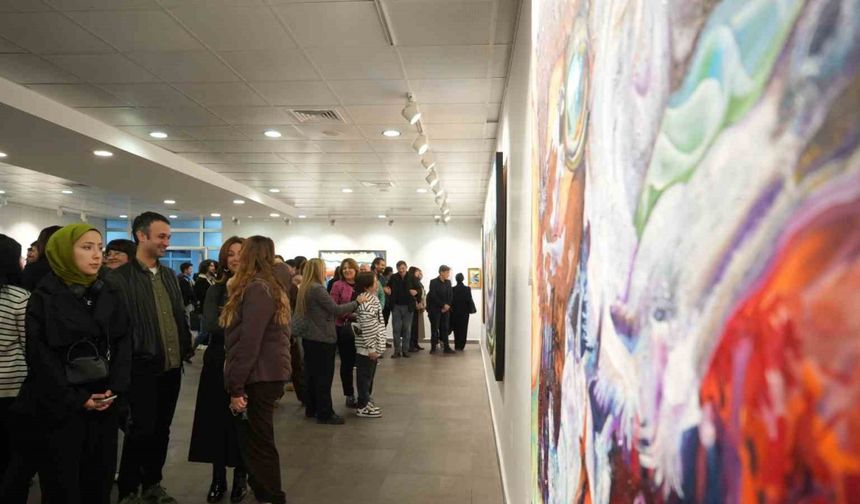 Akademisyenin 38 yıllık sanat yolculuğunu anlatan "38/50: Retro-Perspektif" sergisi