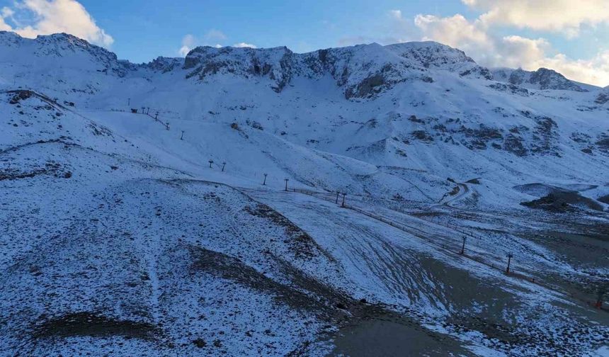 Akdeniz’in incisi Davraz Kayak Merkezi kar hasretiyle sezona başladı