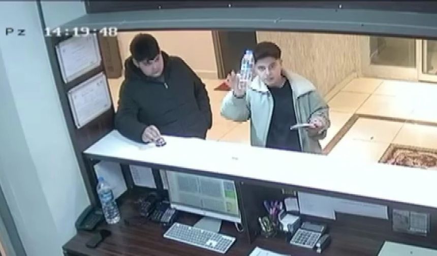 Aldıkları suyu kameraya gösterip parasını bıraktılar