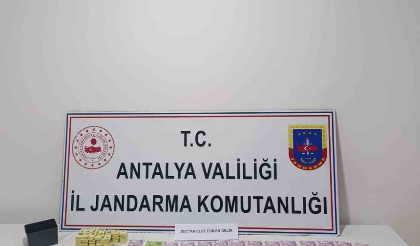 Antalya’da mahalle muhtarı kumar oynatırken yakalandı