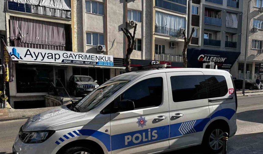 Apartmanın çatısından düşen genç hayatını kaybetti