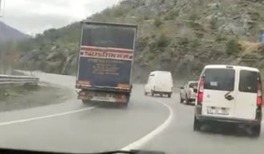 Artvin’de tır şoförünün virajda 5 aracı sollaması faciaya davetiye çıkardı