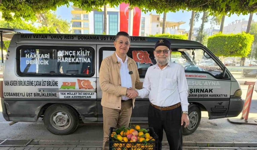 Bahçesini don vuran ’Elmacı Dede’, Hatay’dan yüklediği mandalinaları Mehmetçiğe götürmek için yola çıktı