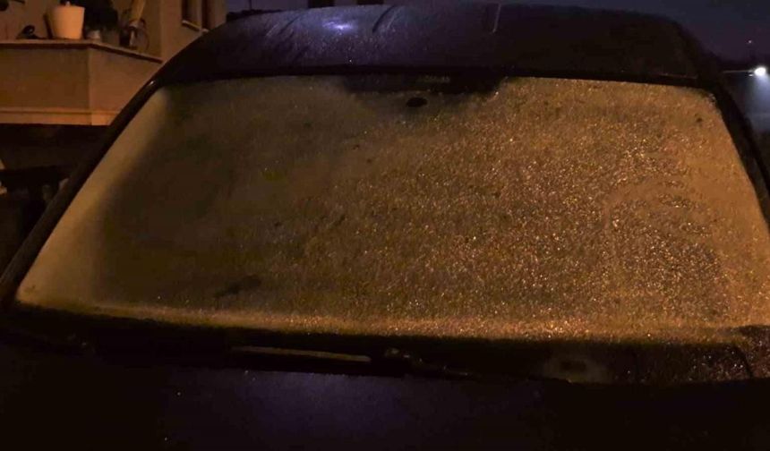 Bartın’da sıcaklık 4 dereceye kadar düştü, araç camları buz tuttu