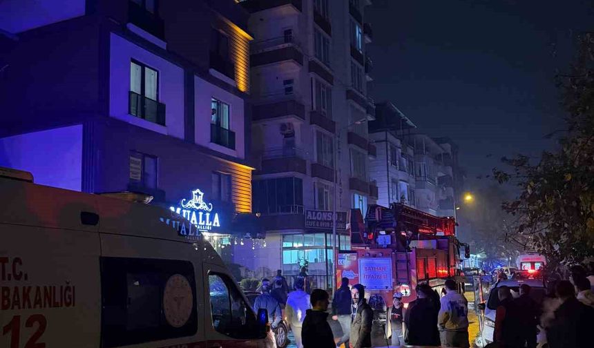 Cinnet getirdi, evinin eşyalarını sokağa fırlattı