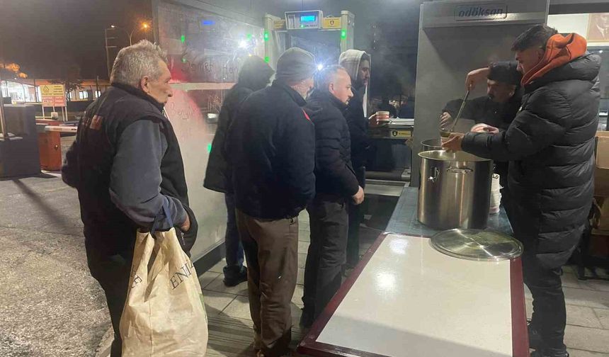 Belediyeden fabrika işçilerine sıcak çorba