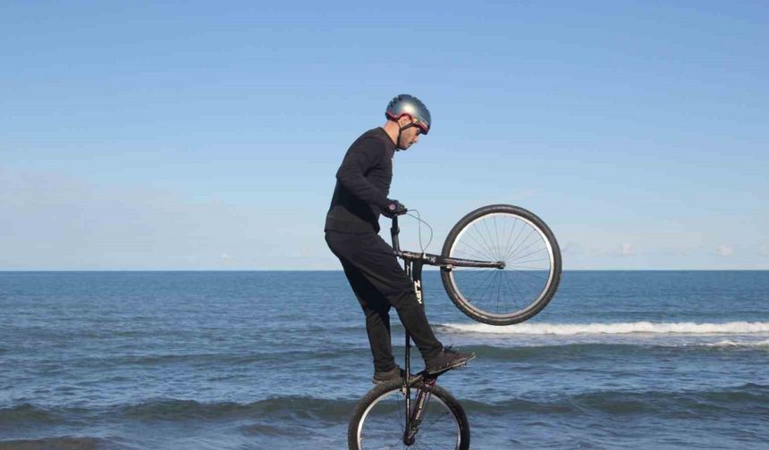 Bisiklet tutkunu gençten nefes kesen gösteri: Sahil kayalıkları parkuru oldu