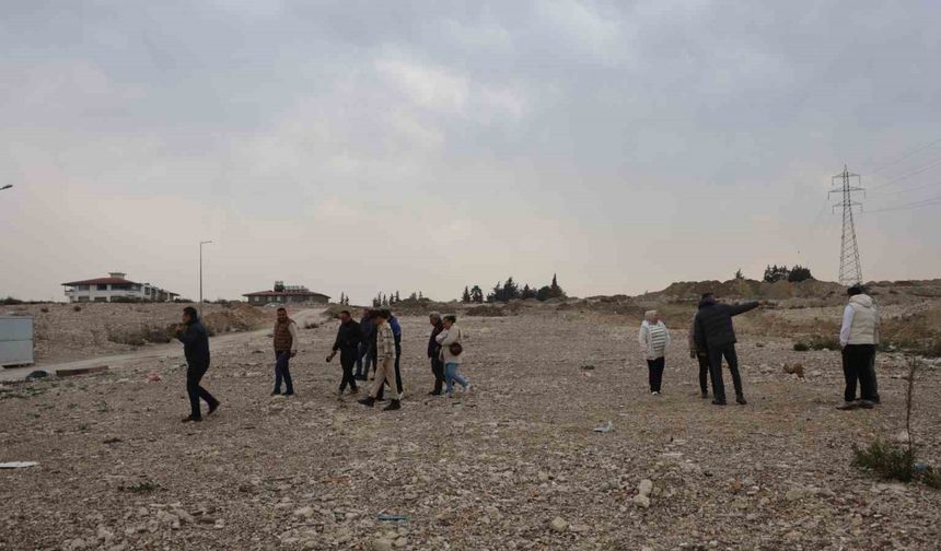 ‘Biz anlaşıp yapamadık ama yaparsa devletimiz yapar’ diyen site sakinleri, yuvalarından geriye kalan boş arazinin rezerv alanına alınmasını istiyorlar