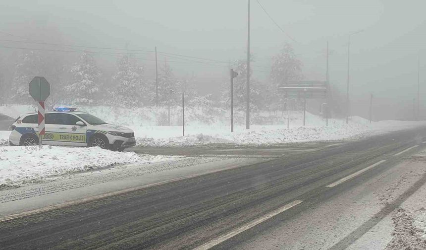 Bolu Dağı'nda kar yağışı etkili oluyor: Kar kalınlığı 20 santimetreye ulaştı