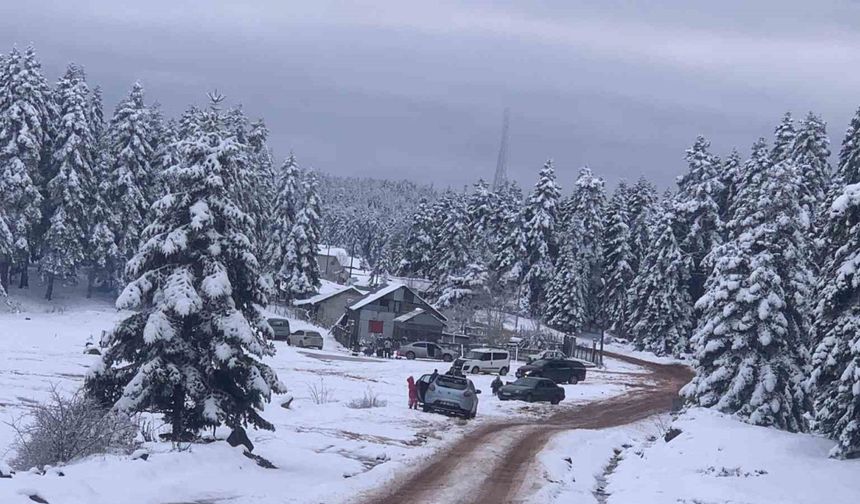 Bolu’nun yükseklerinde kar kalınlığı 10 santimetreye ulaştı
