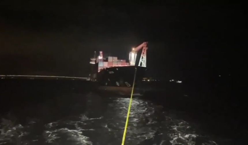 Çanakkale Boğazı’ndan geçen konteyner gemisi makine arızası nedeniyle demirletildi