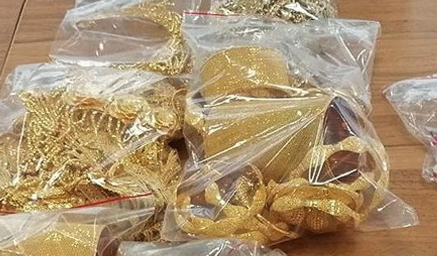 Ceplerindeki 200 bin euro değerindeki altın ve platin takılarla sınırda yakalandı