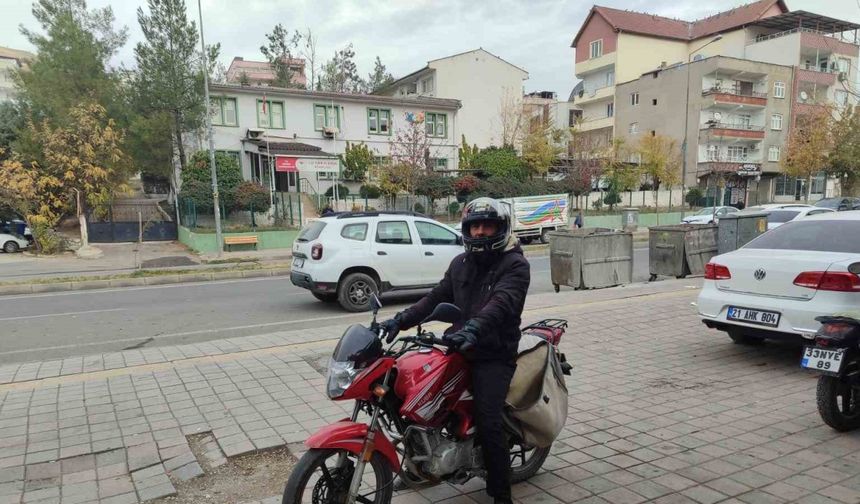 Ceza yedi, kaskı başına geçirerek motosiklet sürücülerine uyarıda bulundu