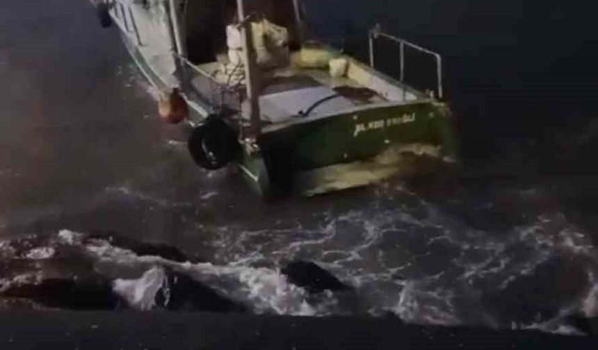 Dalgalarla savrulan balıkçı teknesinin kurtarılma anları ortaya çıktı
