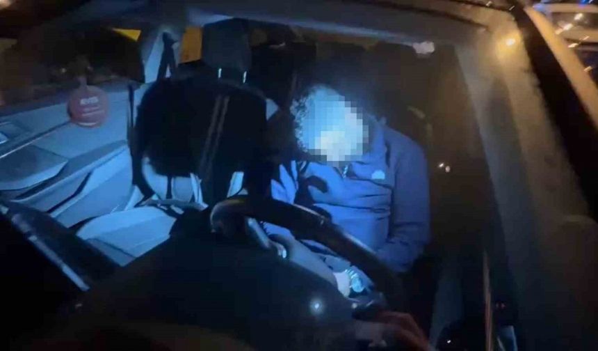 Direksiyon başında sızıp kaza yapan sürücü, 3 saatlik uğraş sonunda cam kırılarak uyandırdı