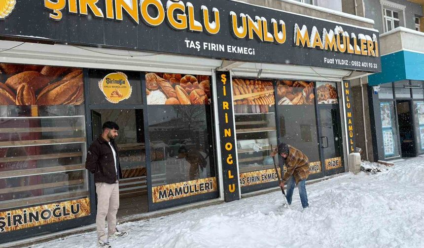 Diyadin'de kar yağışı hayatı olumsuz etkiledi