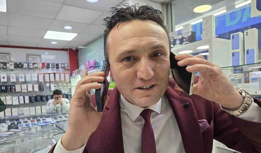 Döviz destesi masaya çıkınca telefoncu kendini tutamadı: Ağzı kulaklarına vardı