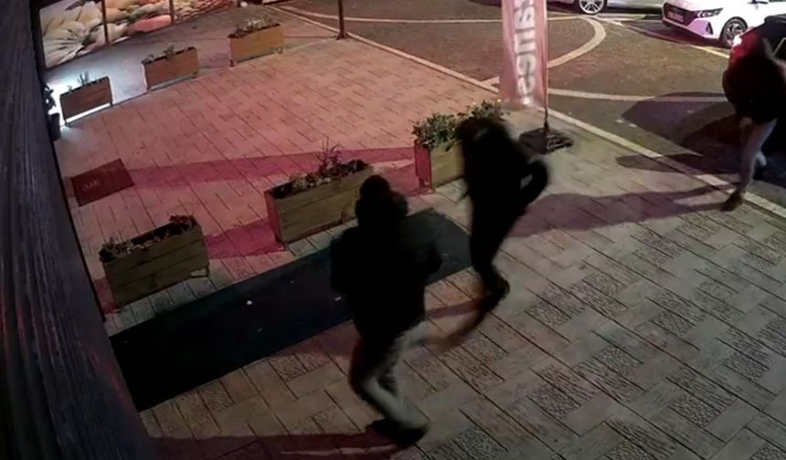 Esenyurt’ta kuyumcu soygunu girişimi kamerada: Hırsızlar alarm çalınca böyle kaçtı