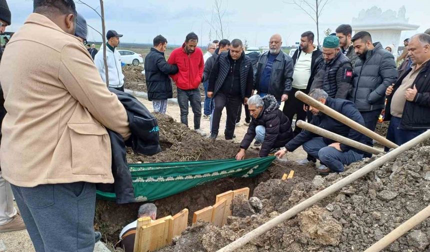 Evinde vahşice öldürülen kadın toprağa verildi
