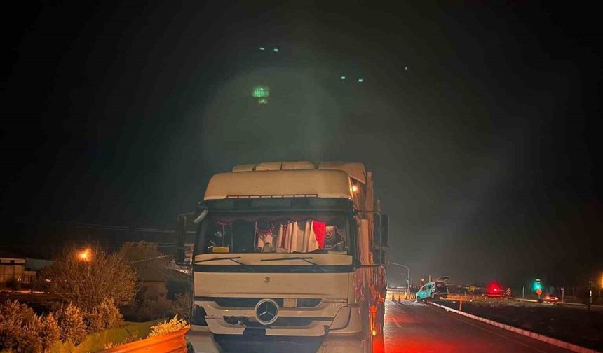 Gaziantep’te hafif ticari araç ile tır çarpıştı: 2’si çocuk 3 yaralı