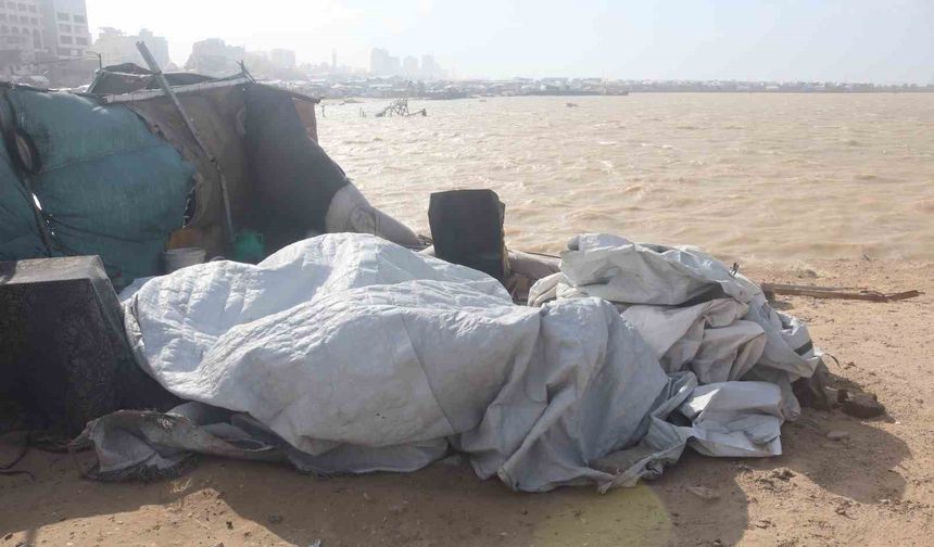 Gazze'de şiddetli fırtına Filistinlilerin sığındığı çadırları vurdu