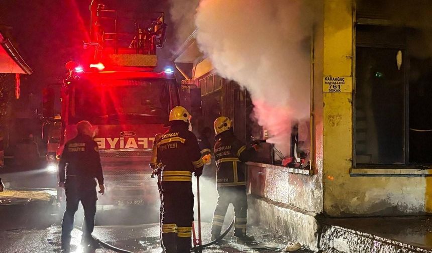 Gece yarısı iş yeri yangını: Kepenkler ve camlar kırıldı