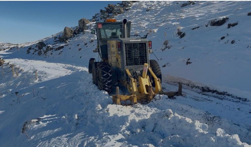 Greyder uçurumun kenarında güçlükle durabildi