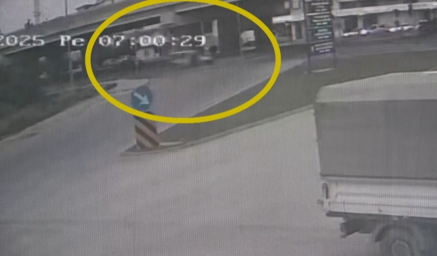 Hafif ticari aracın çarptığı yaya yola savruldu, kaza anı güvenlik kamerasına yansıdı