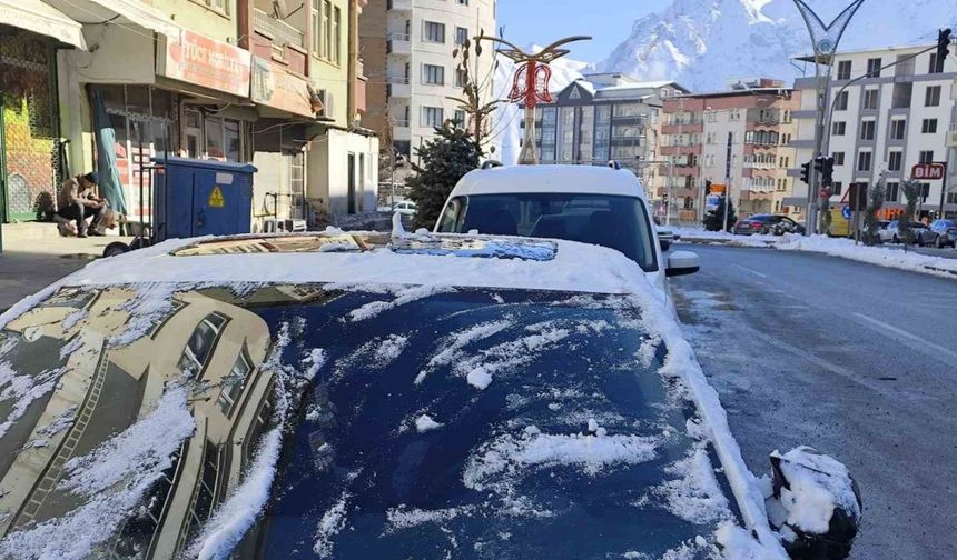 Hakkari’de araç camları buz tuttu