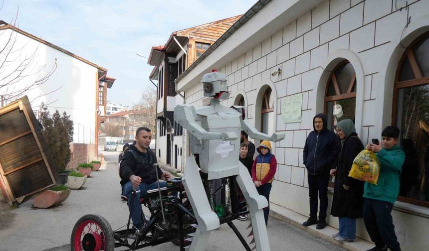 Hurda malzemelerden robot yaptı: Gören telefonuna sarılıyor